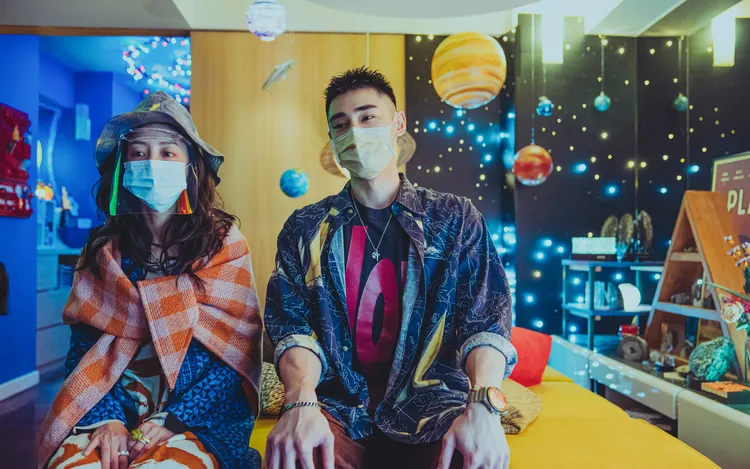 謝欣穎（左）、章廣辰於Netflix《此時此刻》正式預告中驚喜曝光。Netflix提供