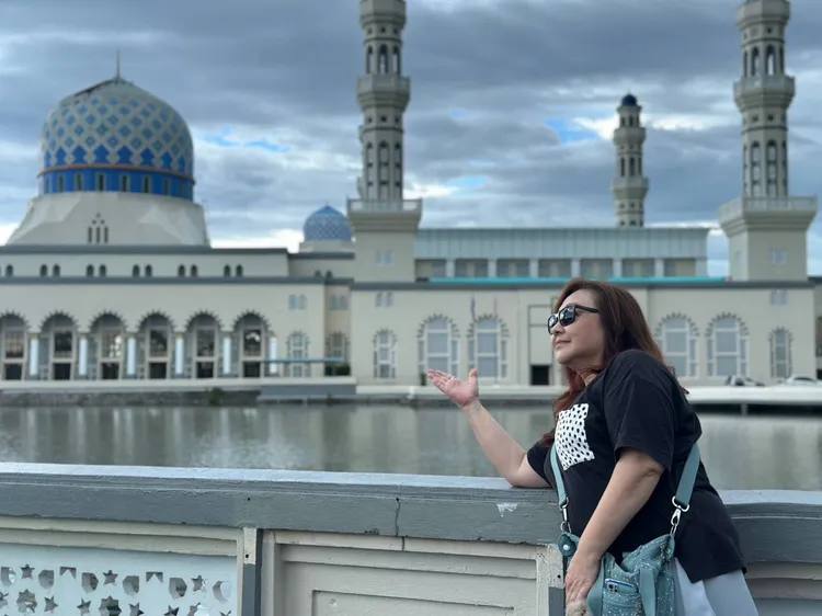 鄭怡讚嘆亞庇的水上清真寺。星光娛樂提供