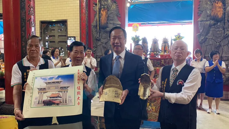 郭台銘今天前往基隆天顯宮參拜。葉先鵬攝