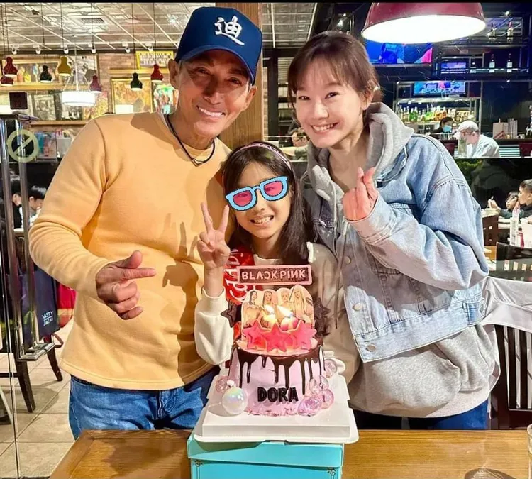 潘若迪（左）和老婆（右）日前為10歲女兒拉拉慶生，蛋糕是女兒最近迷上的BLACKPINK。翻攝潘若迪臉書