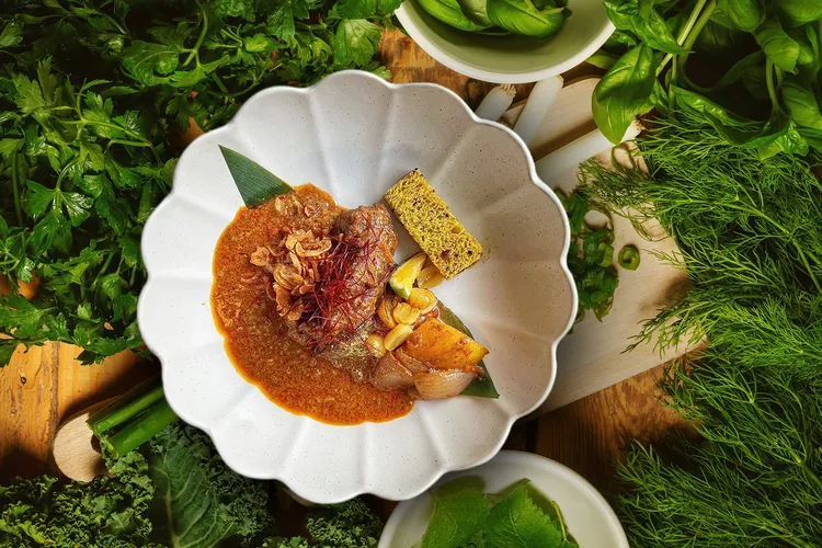 台北萬豪酒店Garden kitchen三場私廚客座晚宴，此為「咖哩之王」美譽的南方風味瑪莎曼咖哩搭配日本宮崎A5和牛及泰國香米。台北萬豪酒店提供