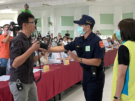 大選倒數80天！中選會模擬突發狀況　警力逼真演練求萬無一失