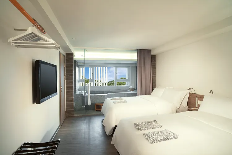 捷絲旅宜蘭礁溪館秋季專案以「滔洋式客房」溫泉家庭房為例，並贈輕日式吃到飽早餐，全家大小四人出遊，早鳥價每人只要1500元起。業者提供