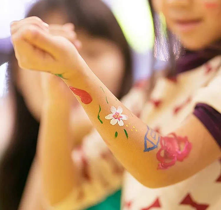 入住捷絲旅宜蘭礁溪館秋季住房專案贈送蜡藝蜡筆城堡體驗券，共有四項DIY免費體驗一票玩到底。圖為「人體彩繪工坊」DIY。業者提供