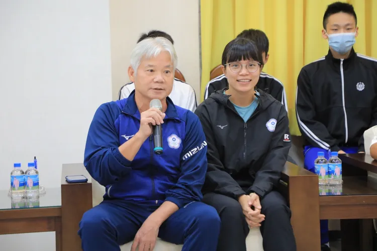 教練向市長謝國樑提出建言。市府提供