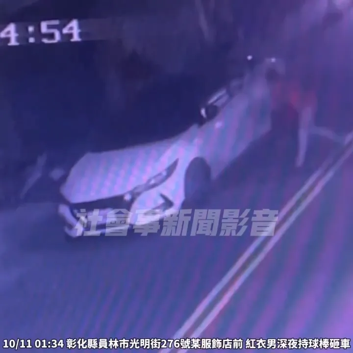 嫌犯專朝兩側後照鏡及車輪、前保桿猛砸。翻攝「社會事新聞影音」
