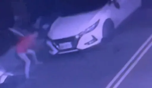 球棒男「挑部位」砸車打斷後照鏡還中場休息　網友笑了「可以賠比較少」