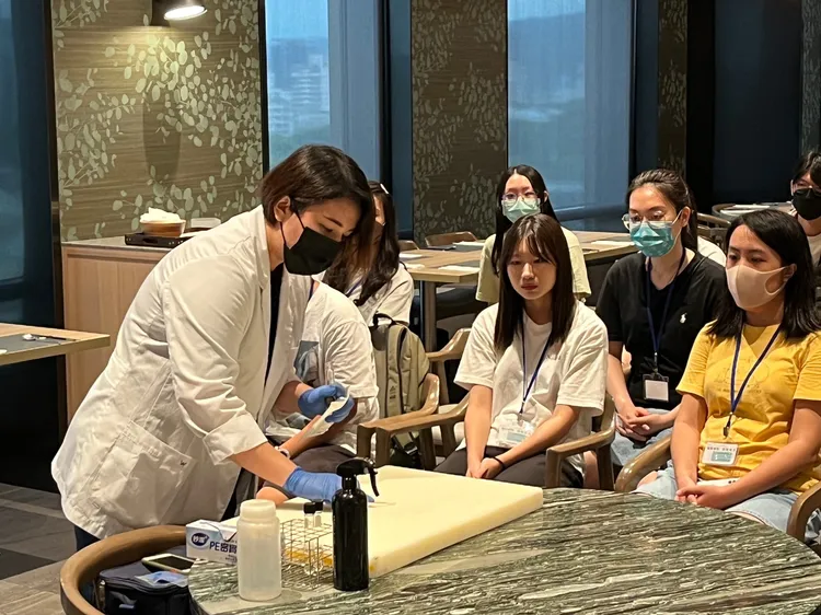 多品牌饗賓餐旅集團分享以品保制度維持高品質餐飲食物。青年局提供