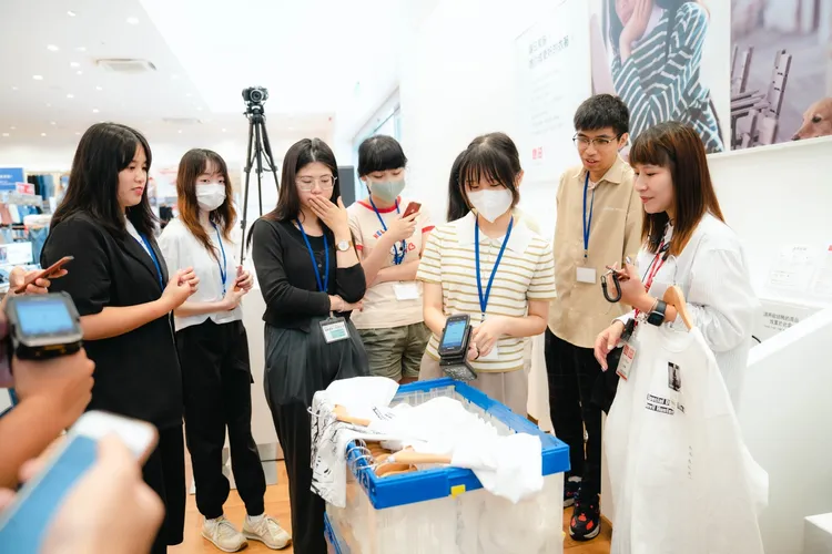 學員探索知名服飾品牌智慧科技，使用UNIQLO無人查貨系統尋找商品。青年局提供