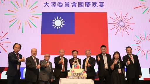 陸委會國慶晚宴國旗變「13道不對稱光芒」　她怒轟：有這麼不甘願嗎？