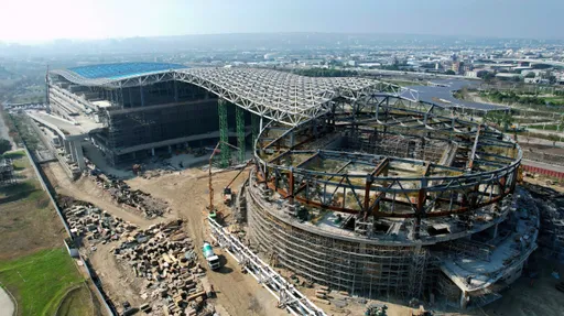 台中会展中心工安意外　疑安全带未扣妥！1工人5楼顶坠落亡