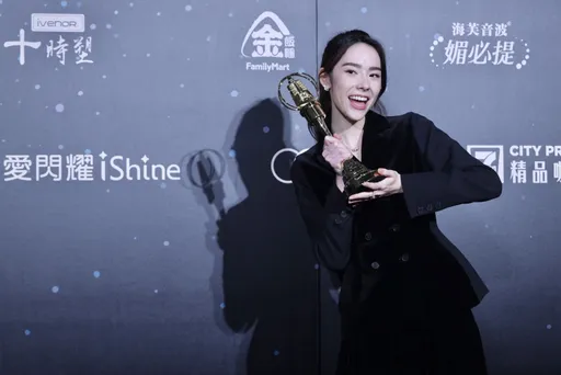 林奕嵐最強新人淚謝《她的她》劇組　好運交棒許瑋甯