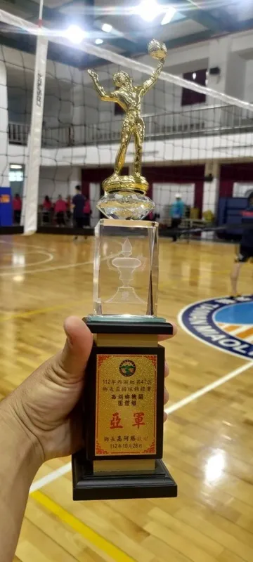 苗栗縣消防隊員日前組隊參加西湖鄉排球賽，不僅抱回亞軍，更在賽事期間發揮專長，成功急救1名倒地命危男裁判。參與賽事和救護的西湖分隊消防員張力仁30日表示，「這是人生最值得紀念的一場賽事，也會是消防生涯中難忘救護經驗」。中央社（張力仁提供）