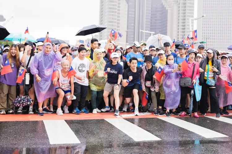 北市國慶慢跑起跑。民政局提供