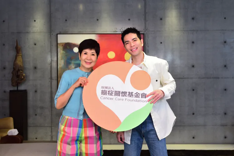 蕭敬騰與癌症關懷基金會董事長陳月卿開心合照。癌症關懷基金會提供