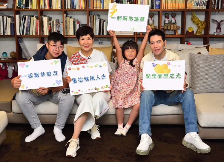 蕭敬騰與癌童拍照留念。癌症關懷基金會提