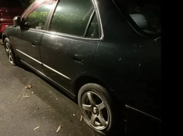 網友po文指樹林大同山小徑路邊停車遭人刺破輪胎。翻攝畫面