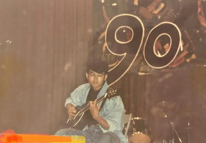 鳳山高中時期蔡東翰玩樂團擔任吉他手訓練出手指特別靈活，左右手都可以執刀進行手術。蔡東翰提供