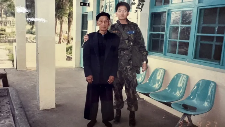 1996年蔡東翰醫師在小金門服務，「醫院」其實是小學改裝，診間、手術室都是舊教室改裝。蔡東翰提供