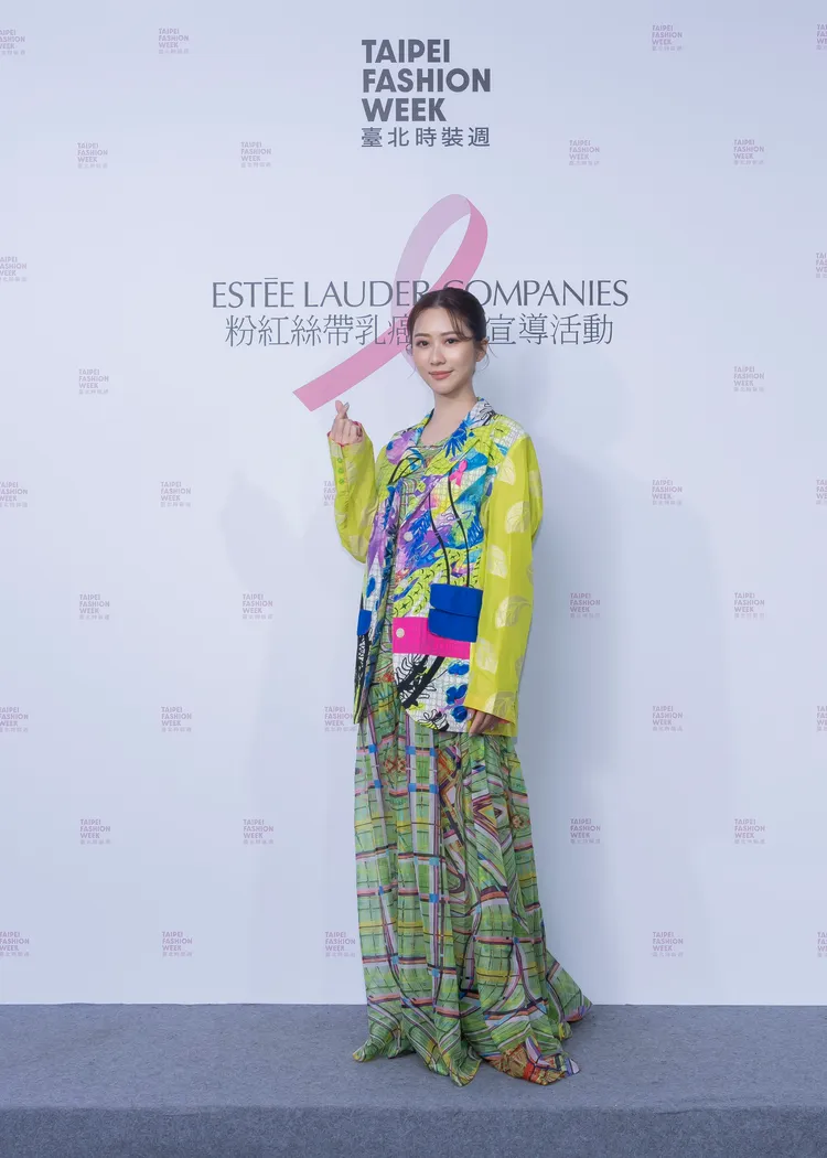 張景嵐出席雅詩蘭黛集團2023年粉紅絲帶時裝大秀。品牌提供