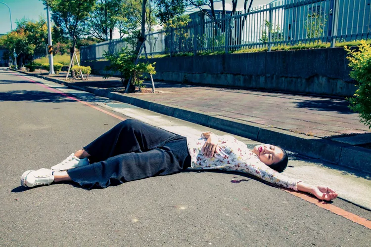 賴慧如烈日下如躺鐵板。民視提供