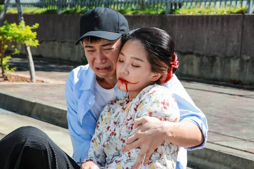 賴慧如《市井》被車撞飛失血身亡　曾子益烈日下跪地燙出水泡