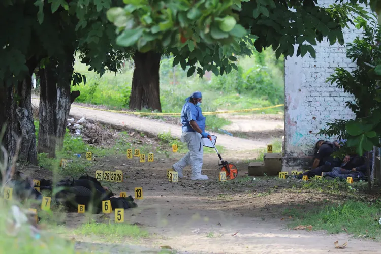 道路兩旁都有殉職警員遺體。美聯社