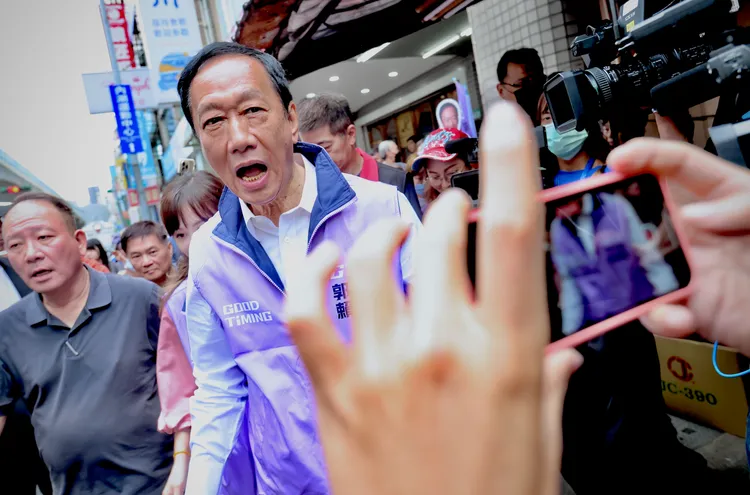 郭台銘今到湖光市場拜票，高喊連署繼續加油。林林攝
