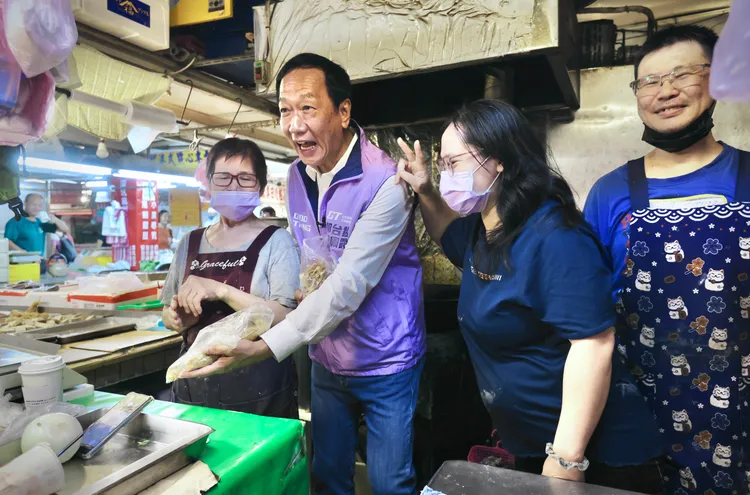 郭台銘上午走訪湖光市場。林林攝