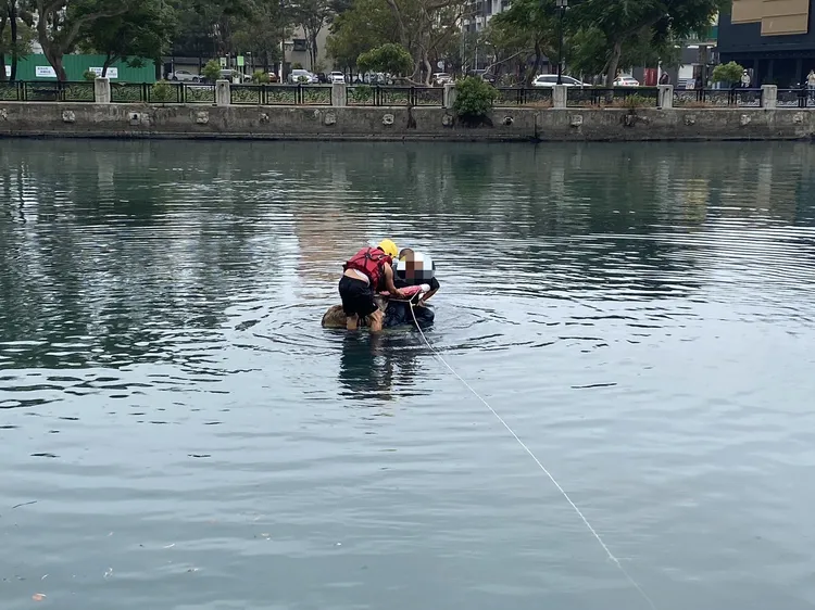 車主與愛犬在車頂待援。讀者提供