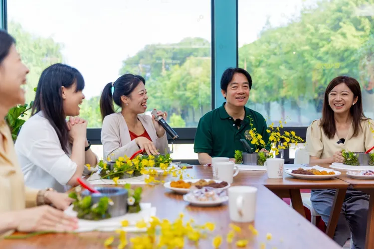 謝子涵、賴清德與4位在地返鄉青年聊地方創生。謝子涵服務處提供