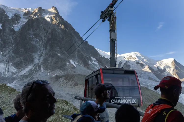 白朗峰遊客如織。路透社