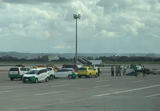 空廚車與拖機螃蟹車相撞翻肚!遭疑缺工趕時間超速 長榮航勤:低於限速