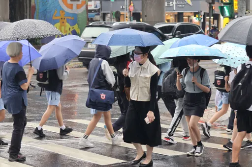 今小犬甩尾各地有雨！一圖看清連假天氣　國慶煙火賞機率曝