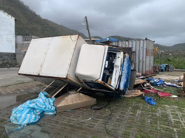 大車也翻覆。翻攝自伍麗華臉書