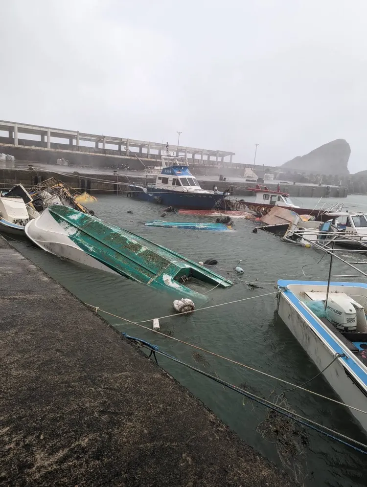 開元港停泊的船隻9成翻覆或沉沒。翻攝自伍麗華臉書
