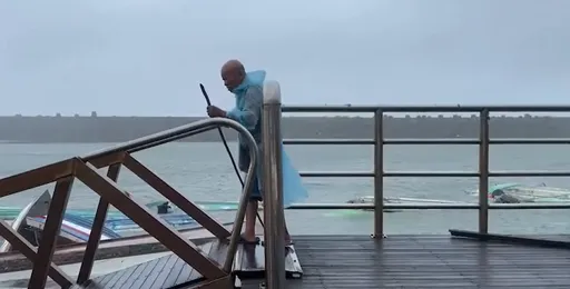 船沉了好心痛!「蘭嶼第一個博士」77歲父拄拐杖冒強風也要去看