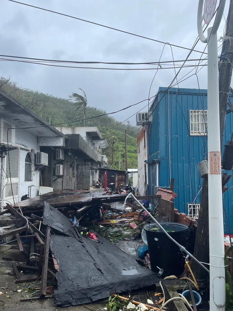 蘭嶼許多民宅被小犬摧毀。翻攝自伍麗華臉書