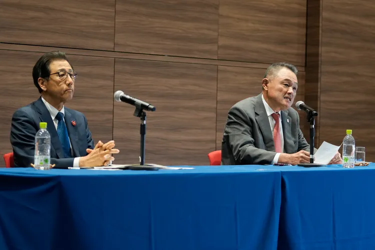 札幌市市長秋元克廣（左）和日本奧委會主席山下泰裕，10月11日在東京都召開記者，宣布放棄申辦2030年冬奧。美聯社