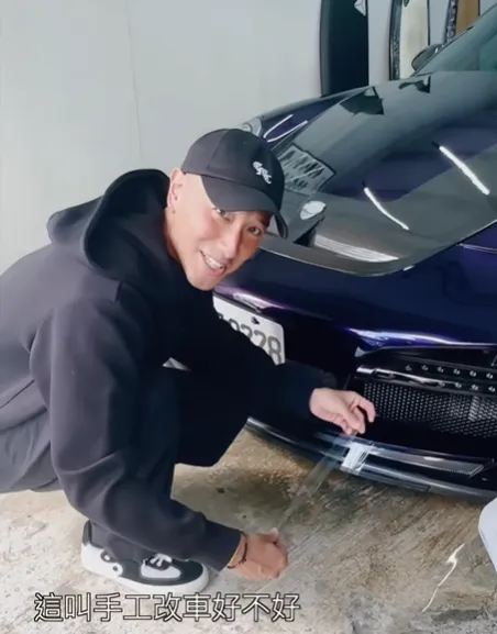 王陽明用膠帶黏回去「只花30元」，笑說：「你們懂不懂，這叫手工改車好嘛！」翻攝王陽明IG