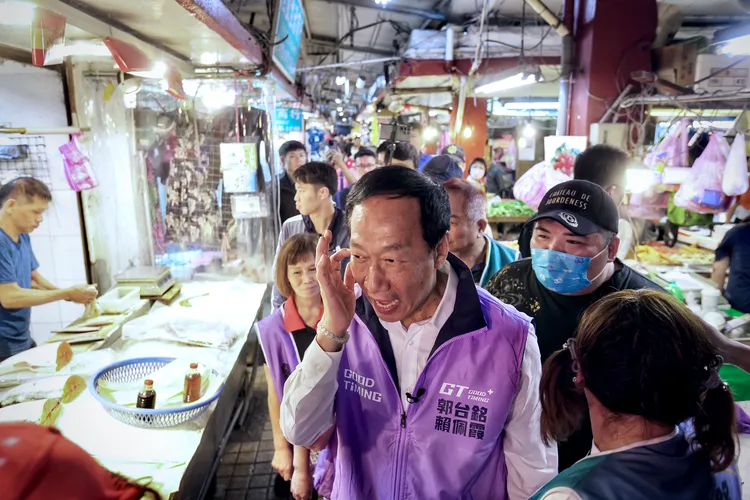 郭台銘今早於湖光市場內與高嘉瑜「擦身而過」。林林攝