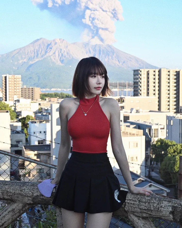 大馬女神林明禎，最近飛往日本鹿兒島旅遊，巧遇當地火山爆發。翻攝林明禎臉書