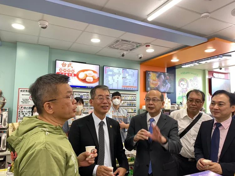 台61線大安休息站由統一超商營運。公路局提供