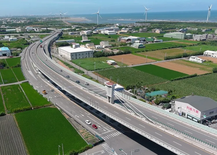 大安休息站位於台中市大安區132線路口北側的西濱高架橋下。公路局提供