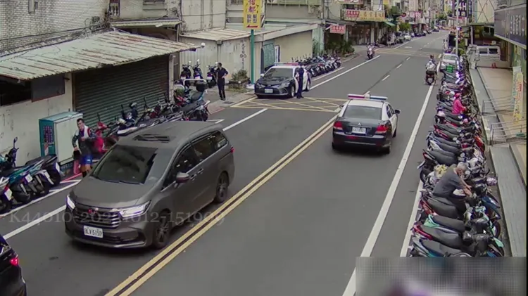 警方於周邊埋伏。翻攝畫面