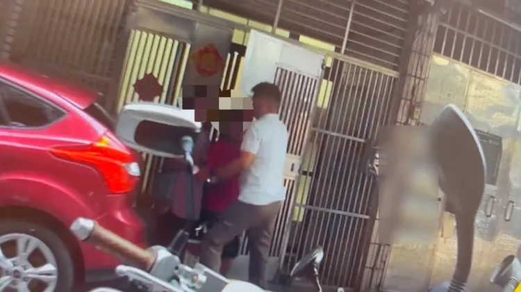 警方趁內部人員外出時上前搶入內。翻攝畫面