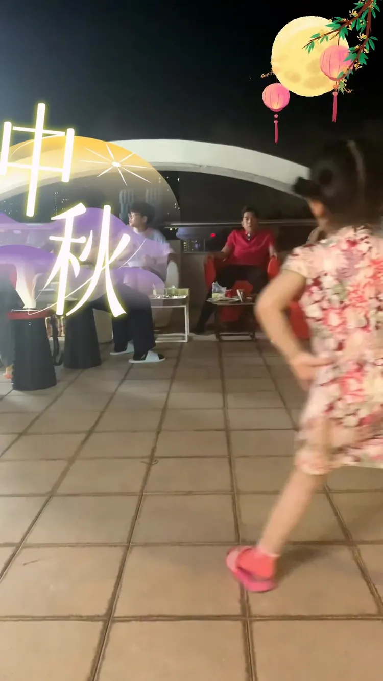 郭富城坐中間彷彿在驗收女兒表演。翻攝方媛IG