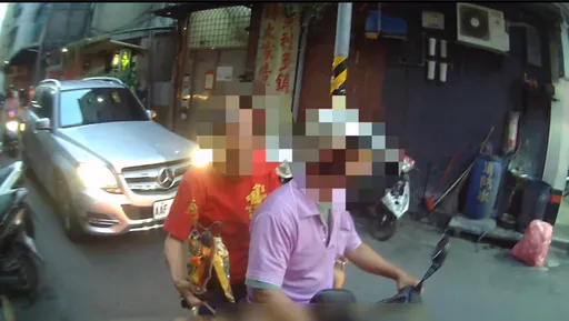 抱三太子神尊不戴安全帽還酒駕 蘆洲雙載騎士上路全挨罰