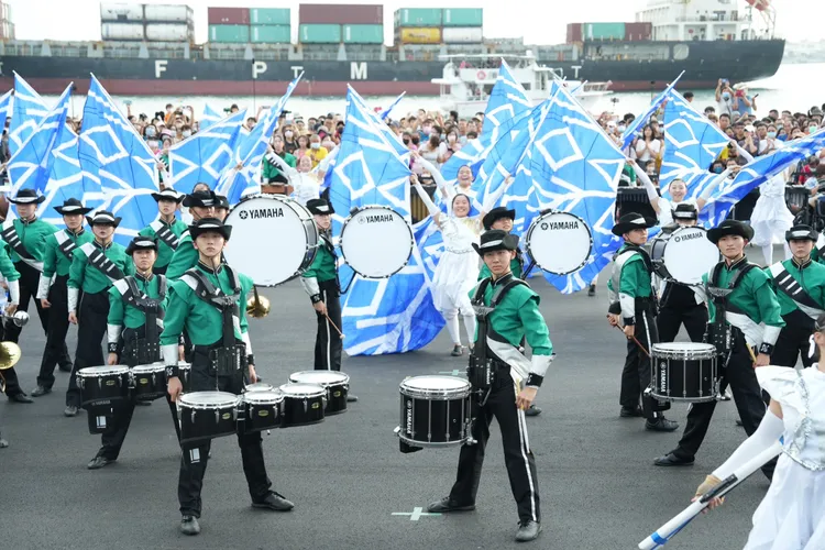 「翡翠騎士」今天在高雄港七號碼頭表演。高市府提供