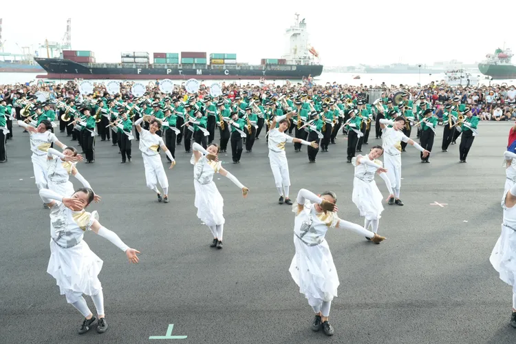 148人大陣仗登場，展現華麗隊形。高市府提供